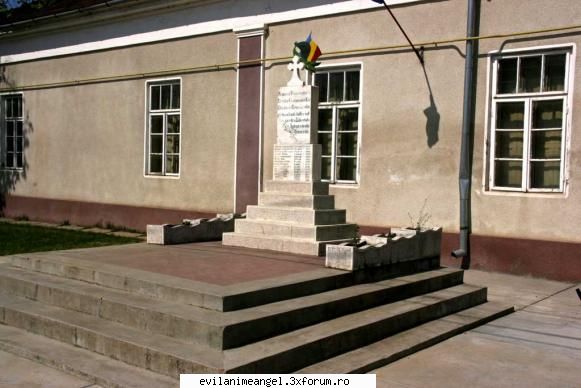 chisineu-cris/orasul meu - monumentul eroilor din fata internatului - Cafenea/Sedinte.